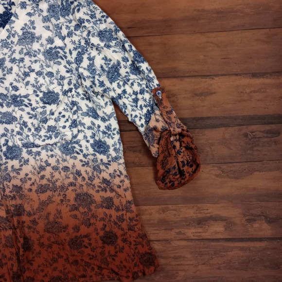 BUCKLE Gimmicks by BKE Floral Ombre Button Down Top Medium - Picture 3 of 7